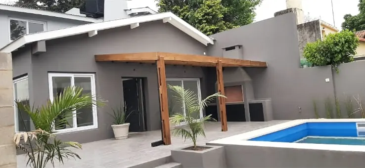Casa terminada por AM Contratista, con pérgola de madera y pileta