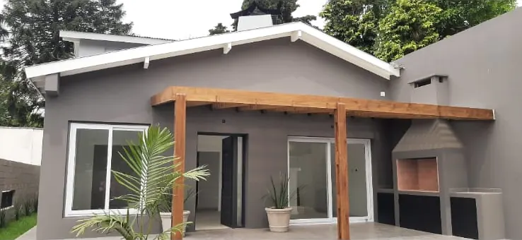 Frente de casa terminada con pérgola
