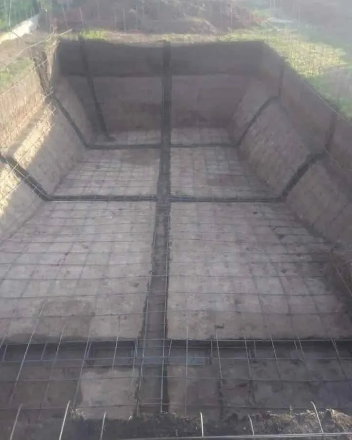 Pileta en obra con armado de hierros