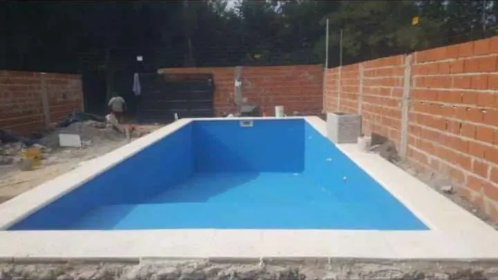 Pileta terminada con revestimiento celeste